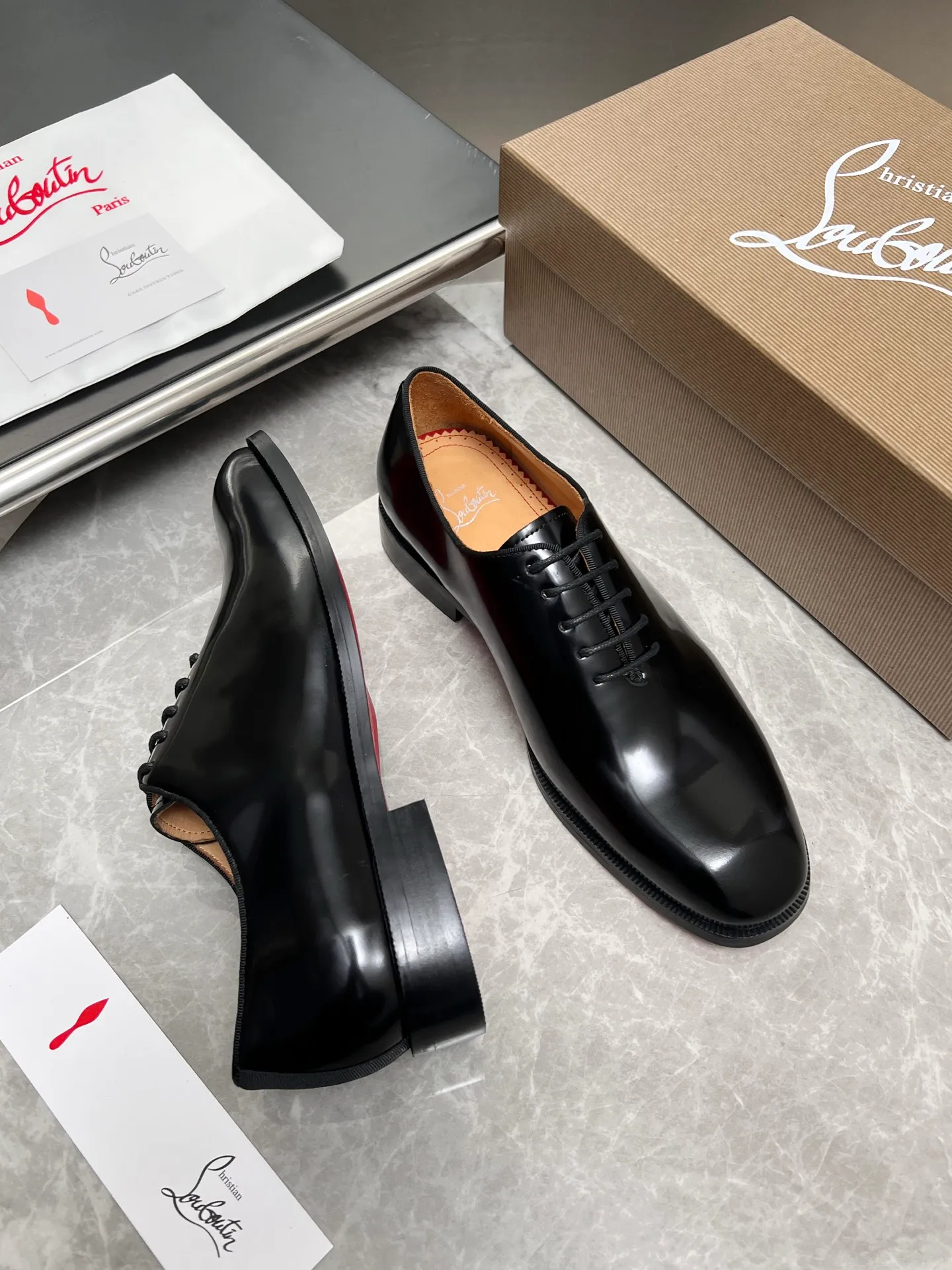 [CL red sole] Top P: 900💰 Number of yards: 39~44 (38.4546. Customized, non-refundable) CL new men's formal shoes Loaf leather shoes Christia* Loubouti* red sole shoes The red sole is luxurious and elegant, reshaping the style boundary of casual formal wear. It is extremely innovative in material selection, and creates a rich visual and tactile experience through the collision of different materials! Made of top-grade calfskin/glossy patent leather/spliced ​​technical fabric in contrasting colors. The upper is stitched by hand with fine and even stitching. It is based on the square-toe loafer shoe shape, with neat and elegant lines, which fits the toughness of men's wear. The upper is embellished with metal rivets, injecting individual details into classic loafers, breaking the mediocrity of casual shoes, and giving a concrete expression of "low-key luxury". From the original color/red cowhide lining inside the shoe to the instantly recognizable red sole, the "red sole" is not only the brand's visual identity, but also a "luxury codeword" when walking. The red sole exposed inadvertently conveys taste and identity instantly. From the innovative splicing of materials, to the personalized fusion of design, to the ingenious inheritance of craftsmanship, the Christian Louboutin men's loafer series is not only a pair of casual shoes, but also a "yuppie style" dressing weapon for men. Whether it is a casual business meeting or a casual look for daily travel, it can help you become a unique and stylish man in every occasion with its "red Loaf" attitude.